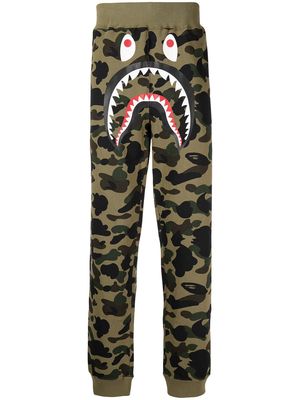 A BATHING APE® camouflage shark-print track pants - Green