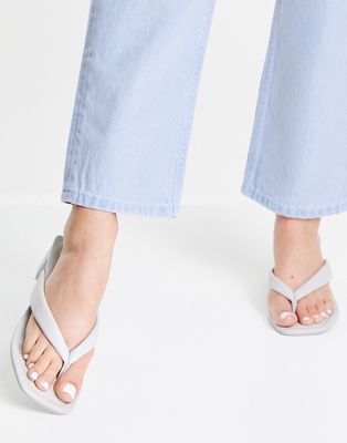 Pull & Bear heeled sandal with toe post in ecru-White