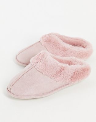 Accessorize slippers with faux fur in light pink