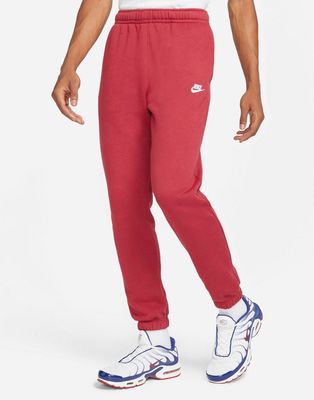 Nike Club Fleece casual fit cuffed sweatpants in burgundy-Red
