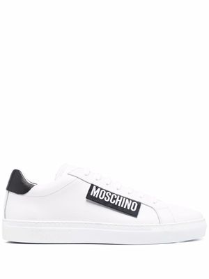 Moschino logo-patch low-top sneakers - White