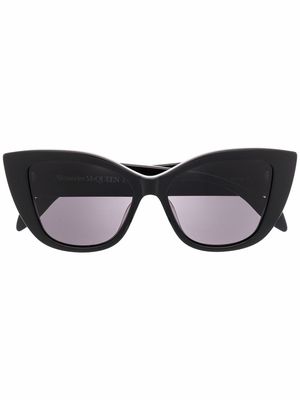 Alexander McQueen Eyewear tinted cat-eye sunglasses - Black
