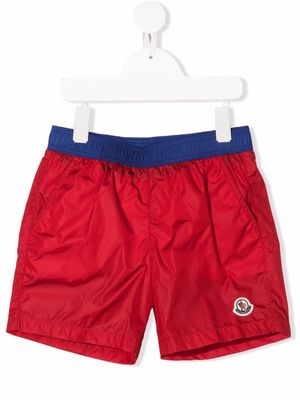 Moncler Enfant logo-patch swim shorts - Red