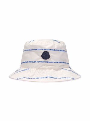 Moncler Enfant logo-stripe bucket hat - White