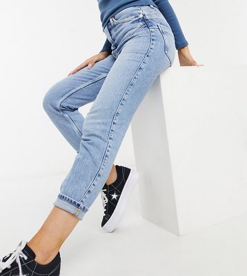 River Island Petite mom jeans in light auth blue-Blues