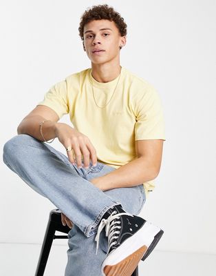 Levi's t-shirt with small logo in yellow