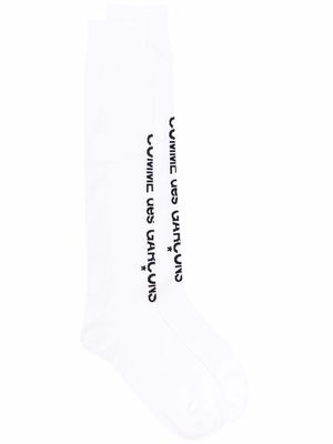 Comme Des Garçons Homme Plus logo-print crew socks - White