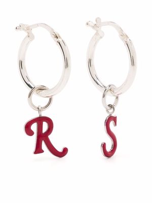 Raf Simons logo-charm hoop earrings - Red