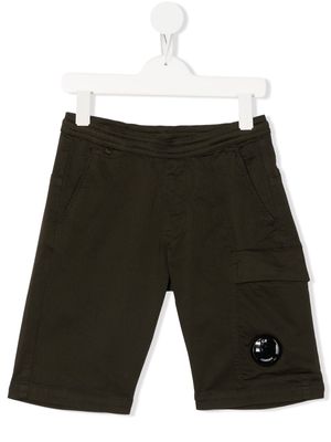 C.P. Company Kids logo-patch cargo shorts - Green