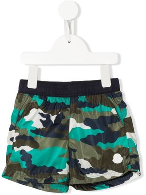 Moncler Enfant camouflage-print track shorts - Blue