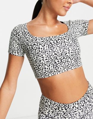 Daisy Street Active daisy print crop top in black and cream