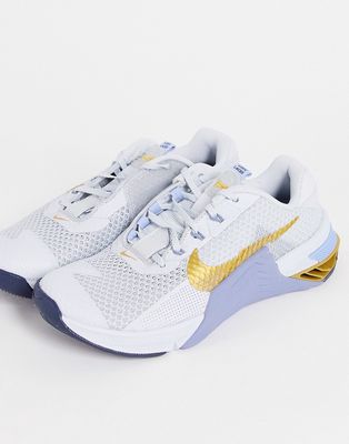 Nike Metcon 7 sneakers in pure platinum/metallic gold-Silver