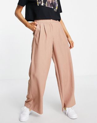 Noisy May wide leg tailored dad pants in camel-Pink
