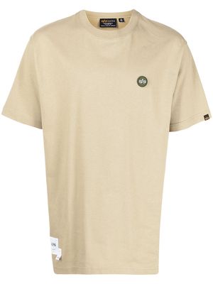 Alpha Industries logo-patch short-sleeve T-shirt - Brown