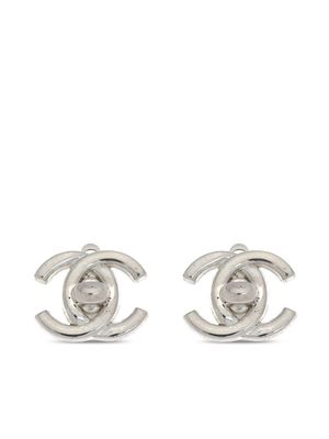 Chanel Pre-Owned CC Turn-lock clip-on earrings - Silver
