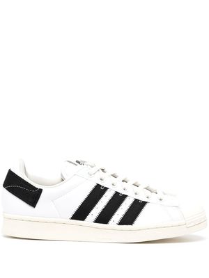 adidas signature stripe trainers - White