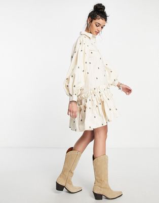 Sister Jane dropped hem mini smock dress in embroidered bee print-Neutral