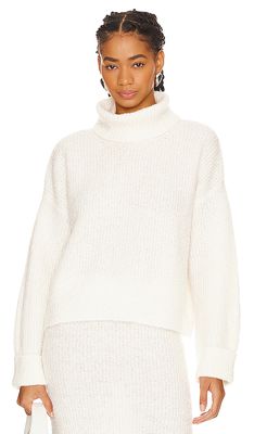 525 Vida Boucle Turtleneck Pullover Sweater in Cream