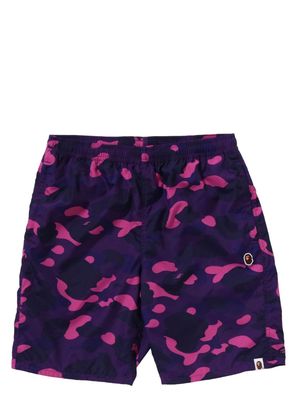 A BATHING APE® camouflage-pattern swim shorts - Purple