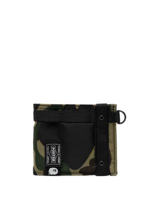 A BATHING APE® camouflage-print bi-fold wallet - Green