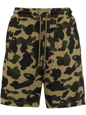 A BATHING APE® camouflage-print cotton-blend shorts - Green