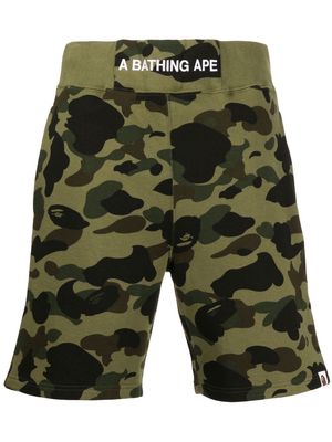 A BATHING APE® camouflage-print shorts - Green