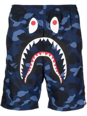 A BATHING APE® graphic shark-print deck shorts - Blue