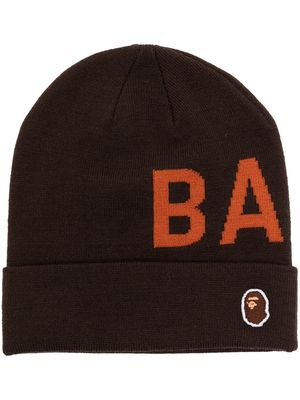 A BATHING APE® knitted logo-patch beanie - Brown