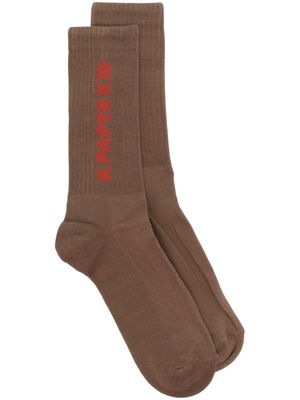 a paper kid intarsia-knit logo socks - Brown