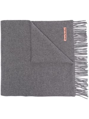 Acne Studios logo-patch frayed-edge scarf - Grey