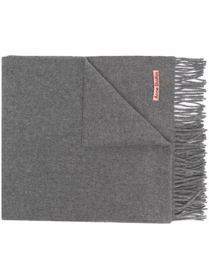 Acne Studios logo-tag frayed-edge scarf - Grey