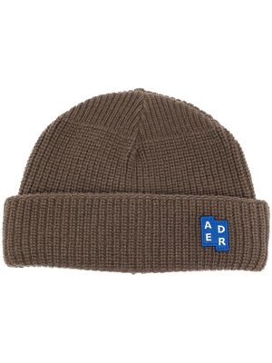 Ader Error logo-patch ribbed-knit beanie - Brown