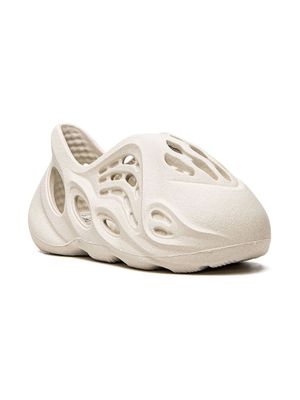 adidas Kids Foam Runner "Sand" sneakers - Neutrals