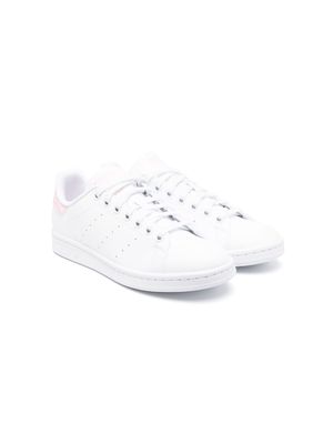 adidas Kids low-top lace-up sneakers - White