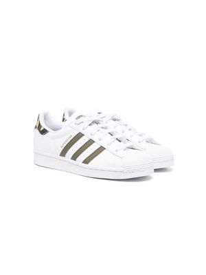 adidas Kids Superstar camouflage sneakers - White