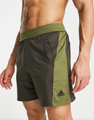 adidas Yoga Elements shorts in khaki-Green