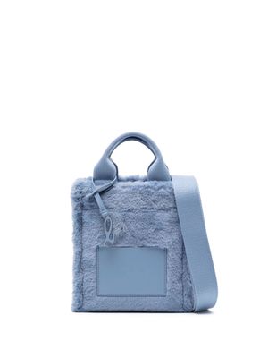 agnès b. logo-charm faux-fur crossbody bag - Blue