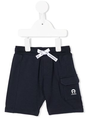 Aigner Kids logo-patch cargo shorts - Blue
