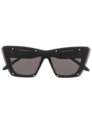 Alexander McQueen Eyewear AM0361 cat-eye frame sunglasses - Black