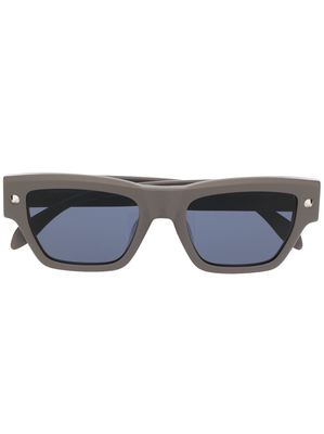 Alexander McQueen Eyewear engraved-logo arm sunglasses - Brown