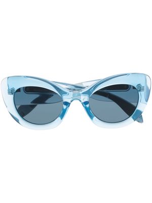 Alexander McQueen Eyewear tinted-lenses cat-eye sunglasses - Blue