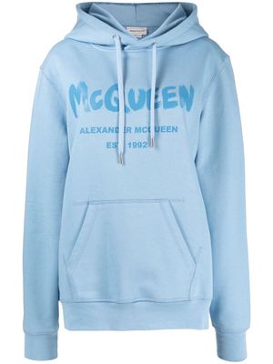 Alexander McQueen graffiti-logo print long-sleeve hoodie - Blue