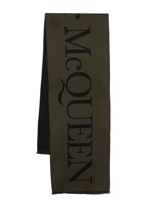 Alexander McQueen intarsia-knit logo scarf - Green