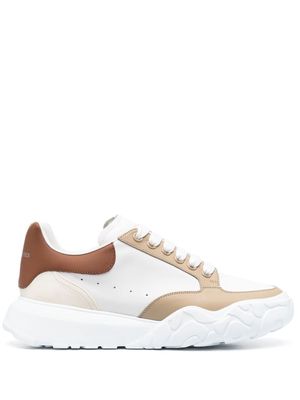 Alexander McQueen leather contrast-pannel sneakers - White