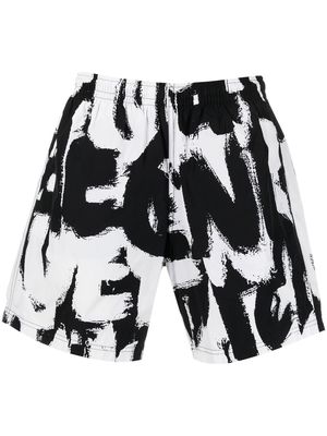 Alexander McQueen two-tone logo-print swim shorts - Black