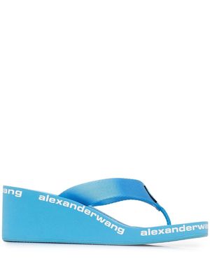Alexander Wang logo-print wedge flip flops - Blue