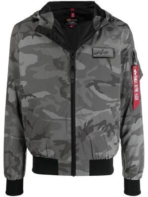 Alpha Industries camouflage-print hooded jacket - Grey