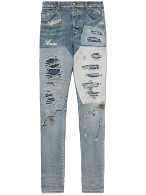 AMIRI logo-print distressed jeans - Blue