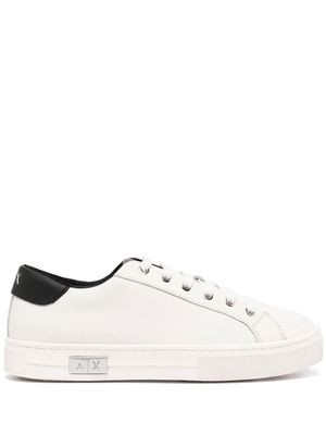 Armani Exchange side logo-plaque low-top sneakers - White