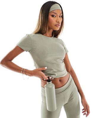 ASOS 4505 Icon performance t-shirt in soft touch fabric in olive green